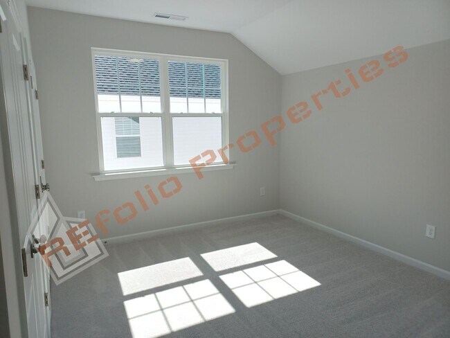 Building Photo - Gorgeous 4 Bedroom House with 1st Floor Pr...