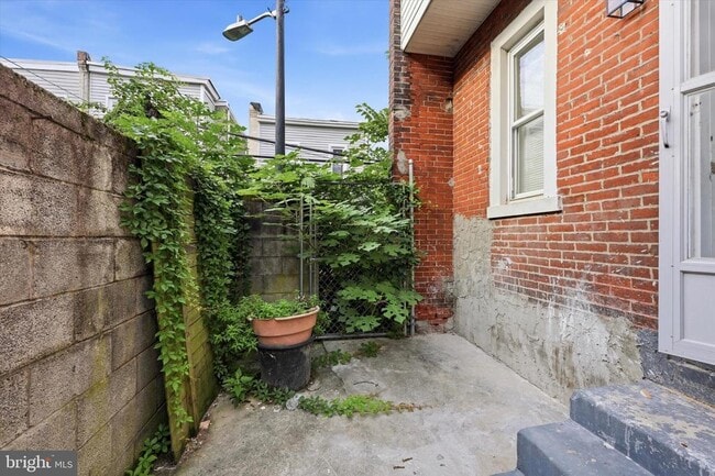Building Photo - 1711 N Wilton St