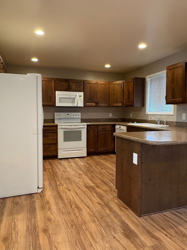 Building Photo - Well maintained 2 B 1 Bath West End Townhome