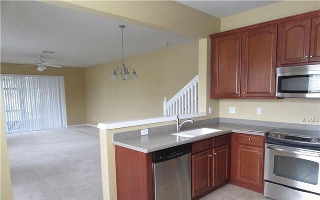 Building Photo - Beautiful 3 Bed 2.5 Bath Gated Townhome fo...