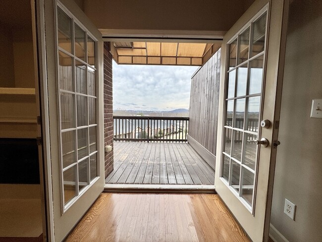 Building Photo - 1801 Brentwood Pointe