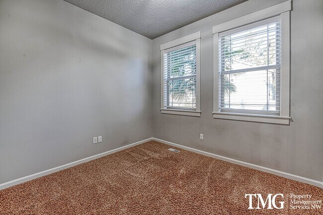 Building Photo - Stylish Beaverton Home with Built-ins, Open Layout & Private Backyard