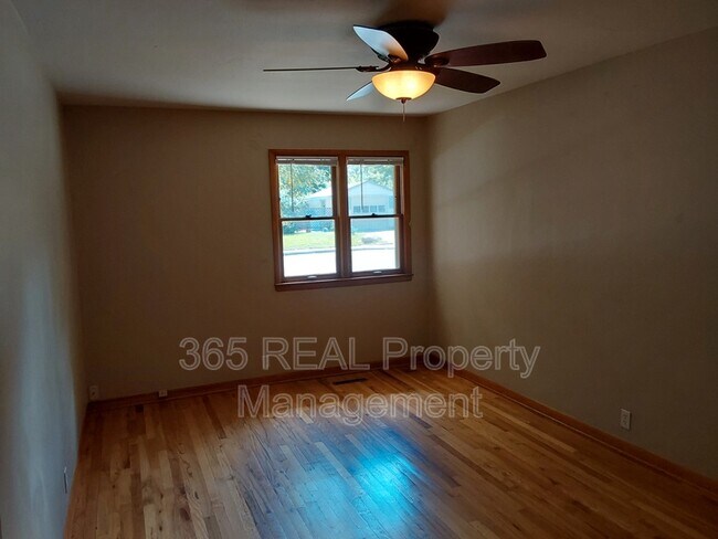 Building Photo - 1130 W Myrtle St