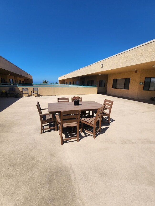 Building Photo - Comfortable One Bed, One Bath Apartment- W...