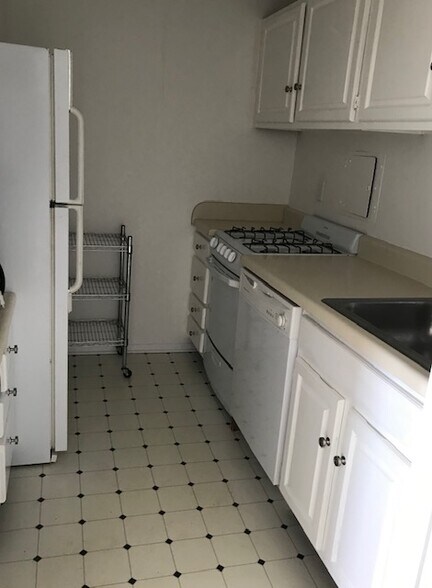 Galley kitchen with 4 applicances - 1 Crawford Pky