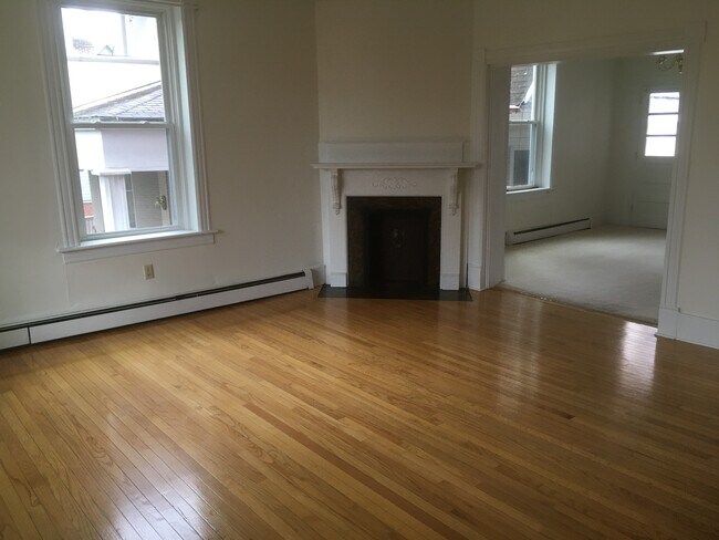 Living room 13' x 16' - 312 Washington St