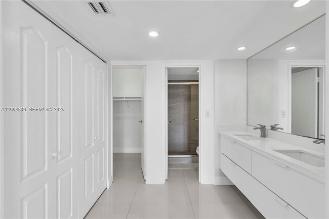 Building Photo - 100 Bayview Dr