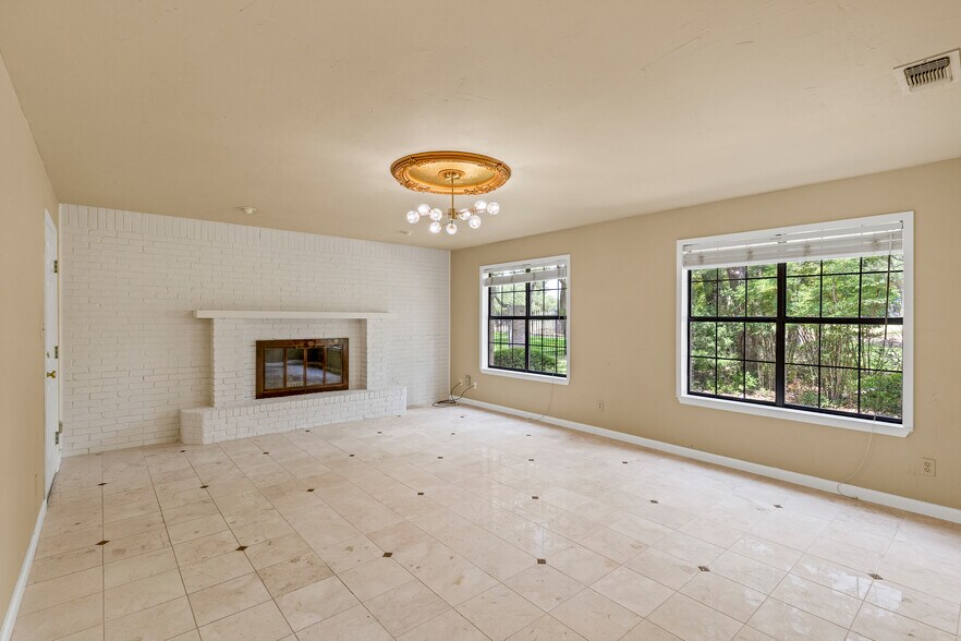 Building Photo - 9006 Balcones Club Dr