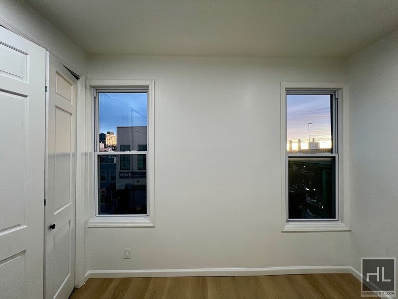 Building Photo - Top Floor 2BR 1BA Lofty Space w/ Laundry In Greenwood/South Slope