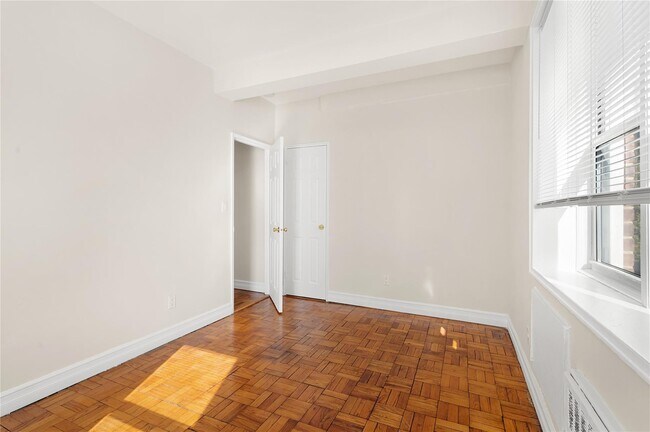 Building Photo - 3 Sadore Ln