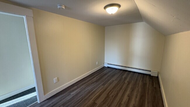 Building Photo - 3 Bed, 1 Bath, plus TWO Bonus Rooms in Rochester!