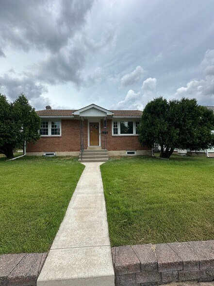 Primary Photo - 213 Park Ave
