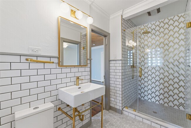 Building Photo - 6666 Fairfield St