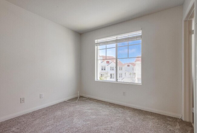 Building Photo - Available Now! Tri-Level 3 Bedroom 3.5 Bath Townhome!!