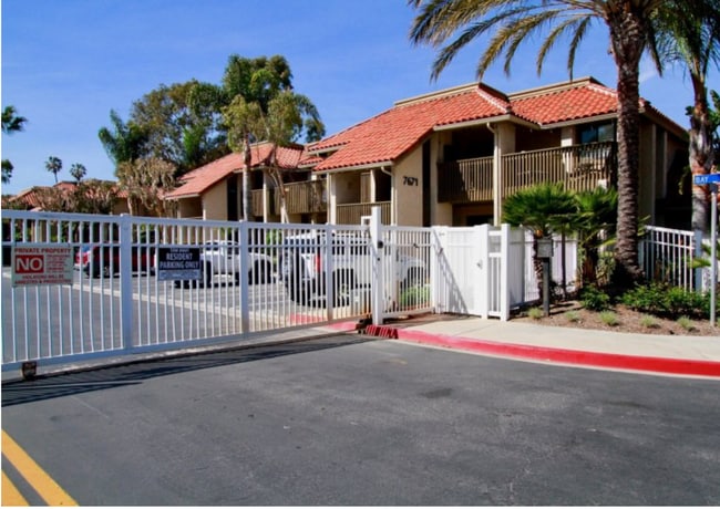 Building Photo - Beach Close 2 bed 1 bath Home Large Backyard