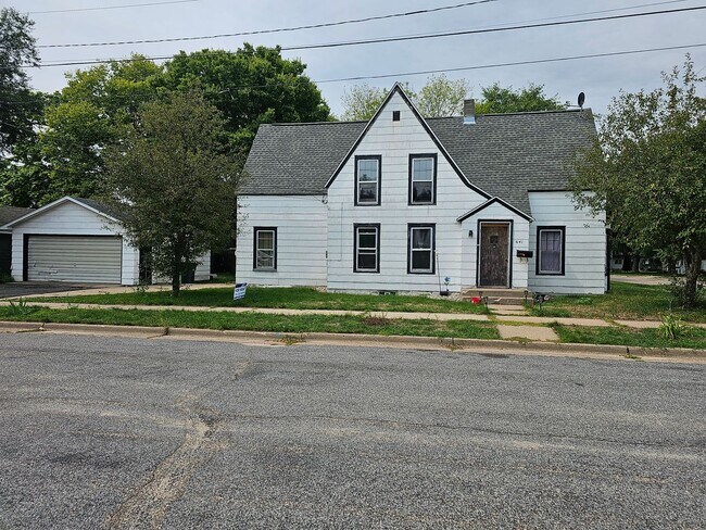 Building Photo - 641 10th St N