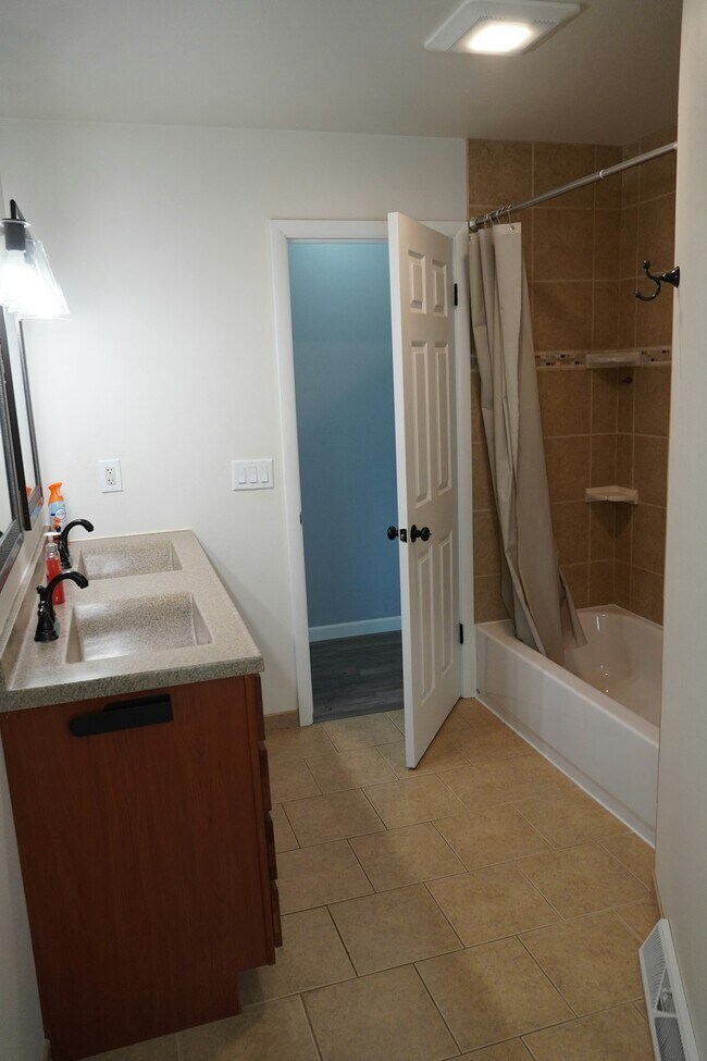 Building Photo - 1453 W Barnard Ave