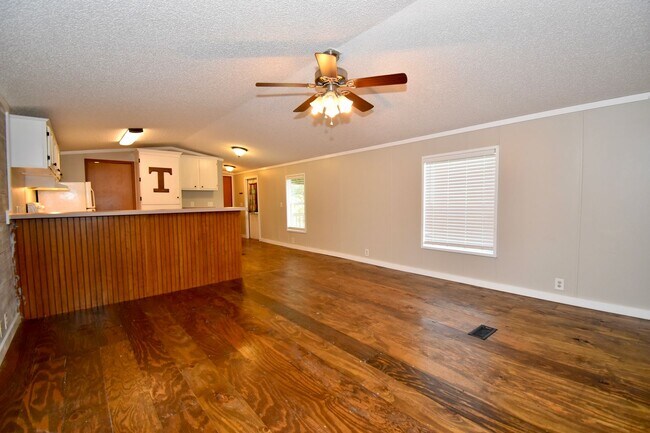 Building Photo - 3 Bedroom 2 Bath Mobile Home in Choudrant