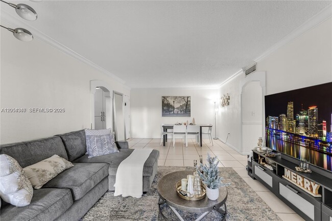 Building Photo - 9320 Fontainebleau Blvd