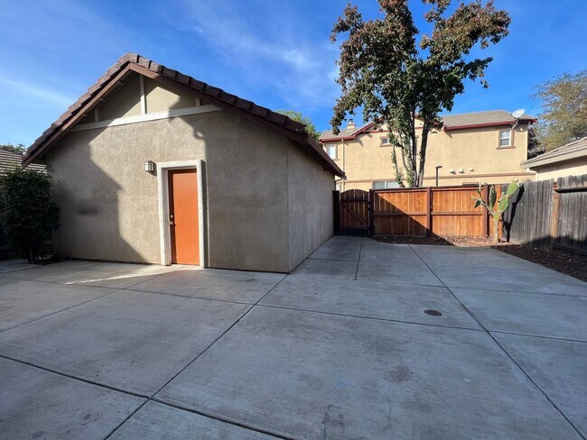 Building Photo - Beautiful Brentwood home with bed and full bath downstairs