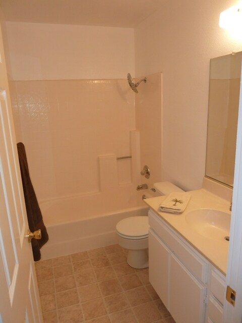 Building Photo - 2 Bedroom Goleta Condo