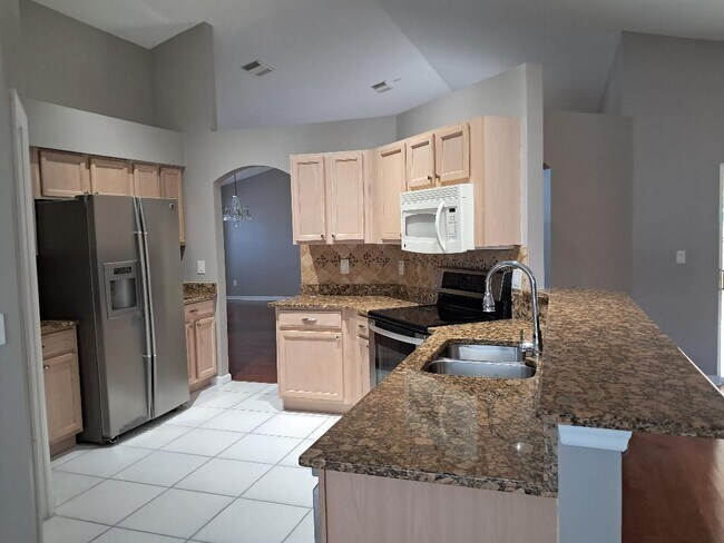 Building Photo - 242 SW Amesbury Ave