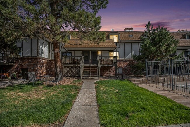 Building Photo - University Hills 2 bedroom and 1.5 Bath Co...