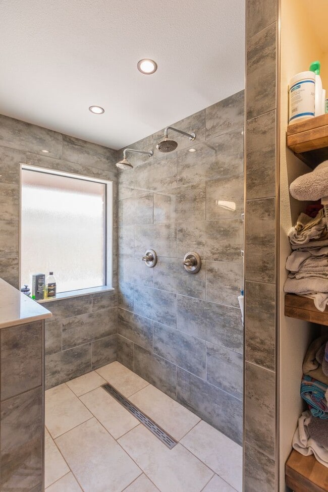 Building Photo - Beautiful 4 Bedroom 2 Bath Home!