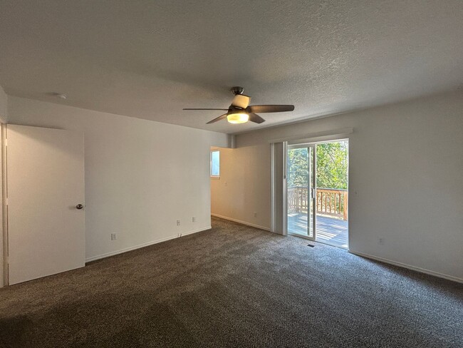 Building Photo - 1073 NE Hidden Valley Dr