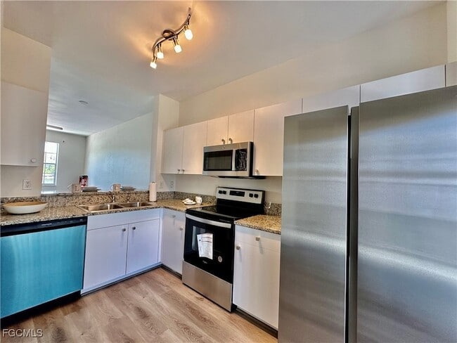 Building Photo - 3627 Pine Oak Cir