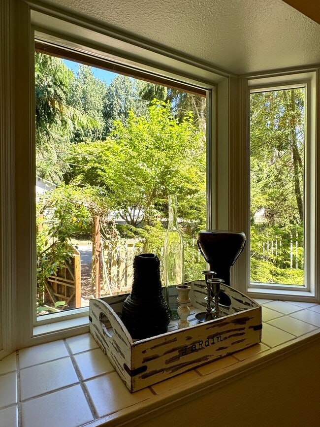 Building Photo - Absolutely Darling INDIANOLA cottage, full...