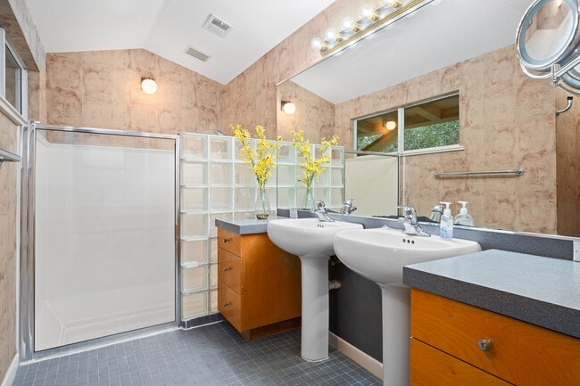 Building Photo - 112 Forest Hls