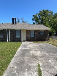 Building Photo - Charming 2 Bedroom