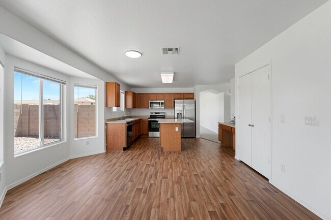 Building Photo - Freshly Updated 4 Bed | New Carpet, New Appliances & Open Layout