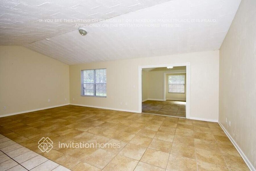 Building Photo - 1725 Pine Tree Dr