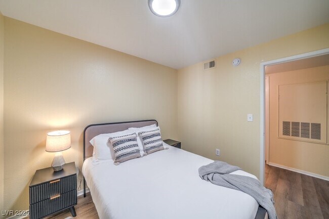 Building Photo - 950 Seven Hills Dr