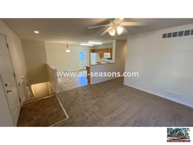 Building Photo - Spectacular spacious front unit in a West-side duplex!