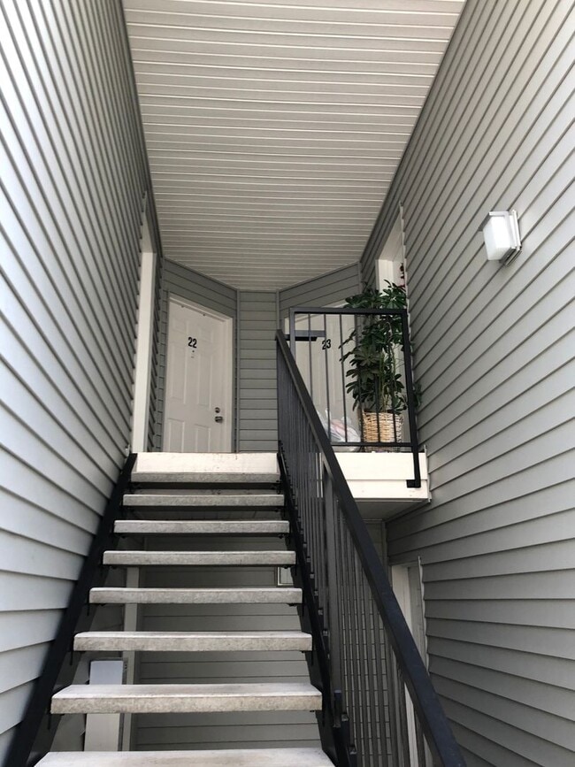 Building Photo - 2 bdrm, 1.5 ba, two story upper condo with...
