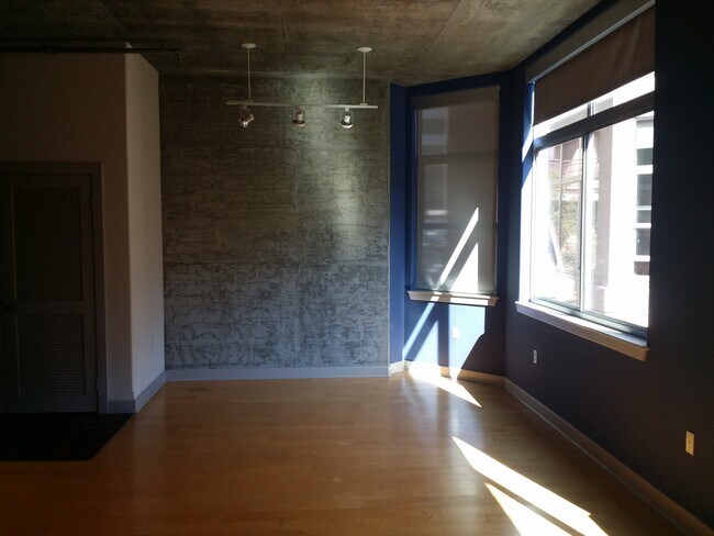 Building Photo - 840 E Green St