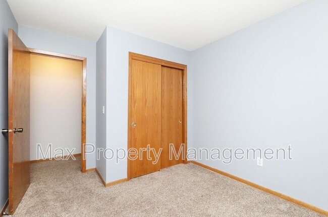 Building Photo - 2400 Rocklyn Dr