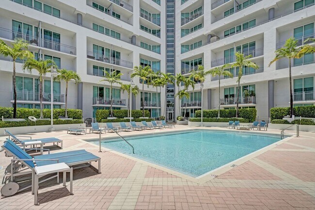 Building Photo - 1 bedroom and 1 bath condo located east side of Biscayne Blvd Miami Florida