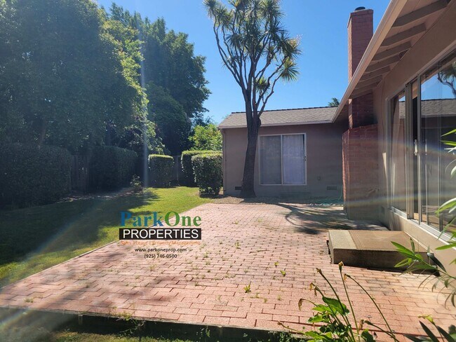 Building Photo - COMING SOON! Spacious single level Woodlan...