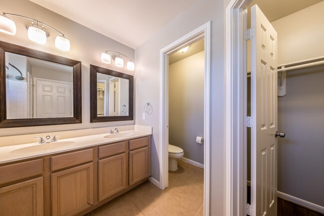 Building Photo - 2218 Naomi St