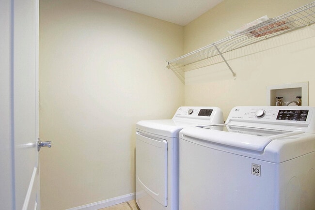 Building Photo - 5060 Fairways Cir