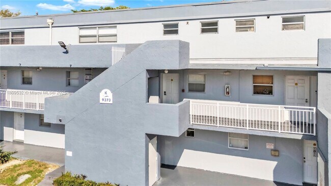 Building Photo - 9373 Fontainebleau Blvd