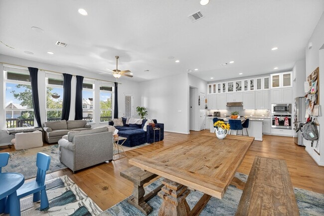 Building Photo - GATED COMMUNITY - 3 BEDROOM