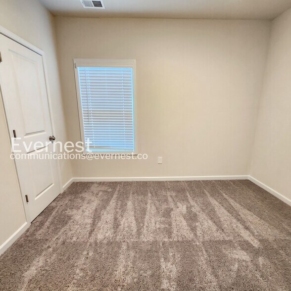 Building Photo - 212 Venture Dr