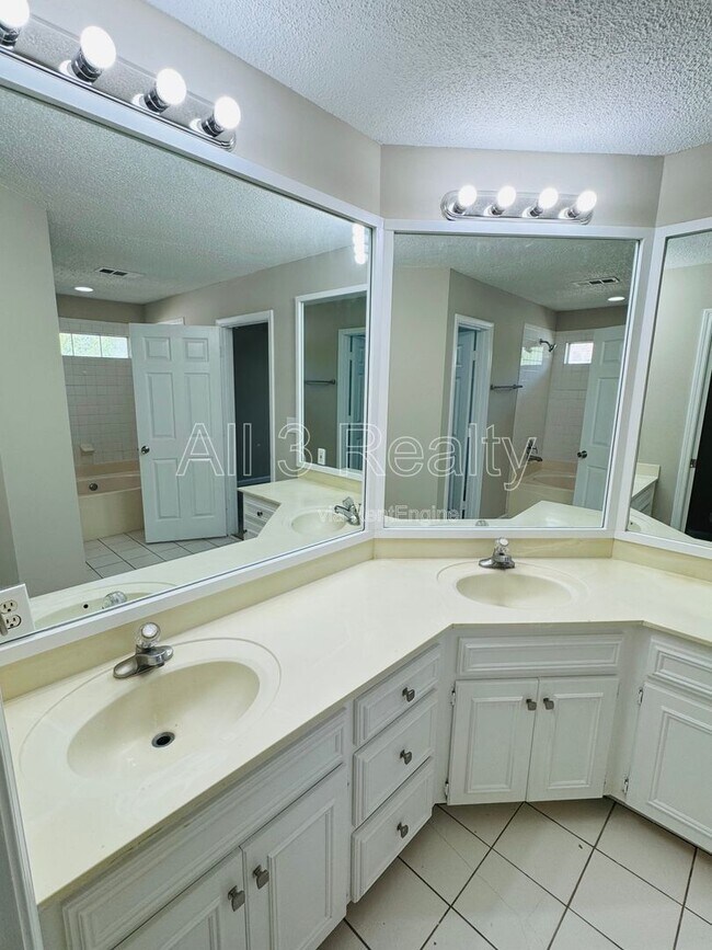 Building Photo - 4025 Oak Shadow Ln