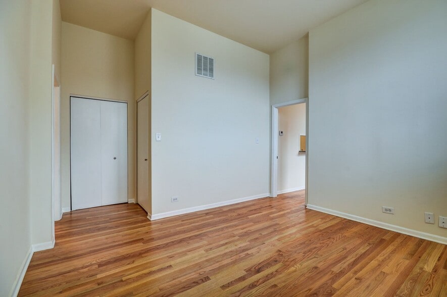 Building Photo - 3257 N Sheffield Ave