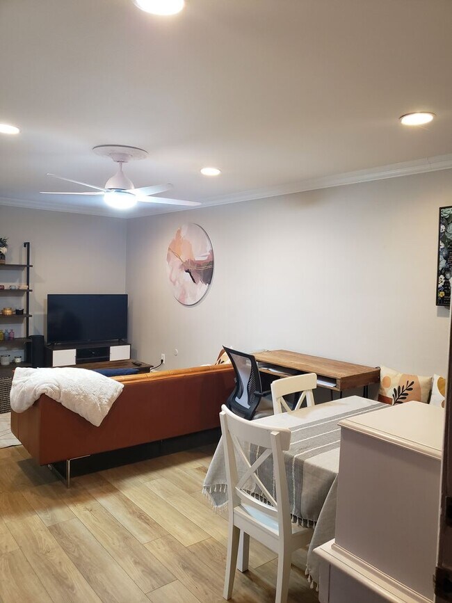 Building Photo - Stylishly Updated 2BR Townhome Near City Park Denver